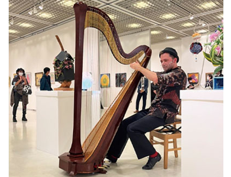 ロシア出身のハープ奏者、アレクサンダー・ボルダチョフ氏がハープの演奏会を実施